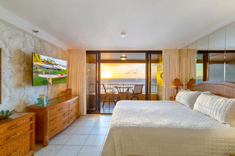 Maui Kai 806 kitchen with preparation area, drip coffee maker, blender and toaster included